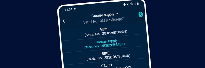 The graphic shows the selection of different devices in the pull-down menu in the intAct Battery Check app.