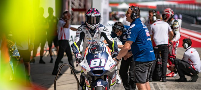 Das Bild zeigt den Moto2-Fahrer Senna Agius vor der Box mit einem Mechaniker.