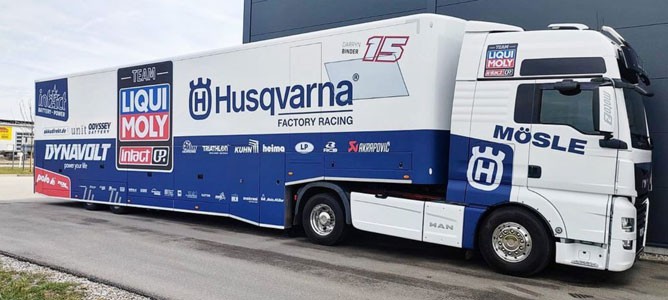 Das Bild zeigt den imposanten Truck des intactGP-Teams.