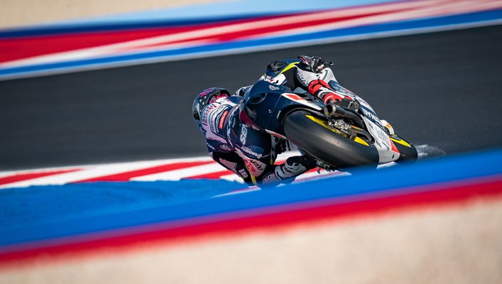 Das Bild zeigt den Moto2-Fahrer Senna Agius in Schräglage auf seinem Bike.