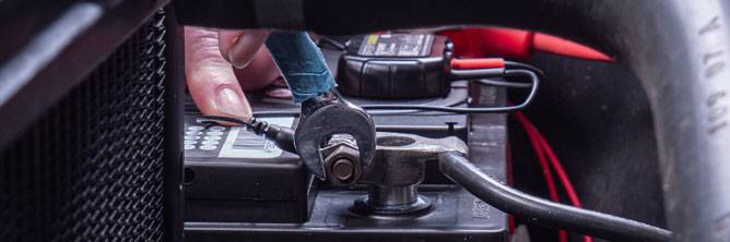 Teaserbild - Schrauben an der Batterie anziehen Das Bild zeigt das anziehen der Schrauben am Batteriepol.