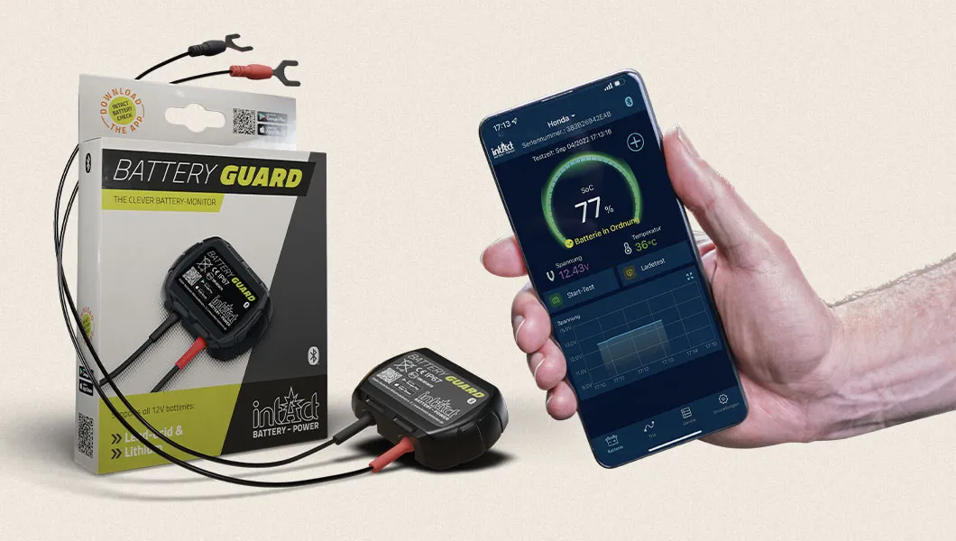 Das Bild zeigt den Battery-Guard zusammen mit der Battery-Guard Check App auf einem Smartphone.