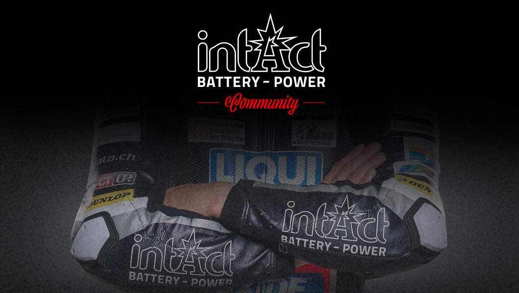 Das Bild zeigt einen Nachwuchs-Motorradfahrer und das Logo der intAct Battery-Power Community.