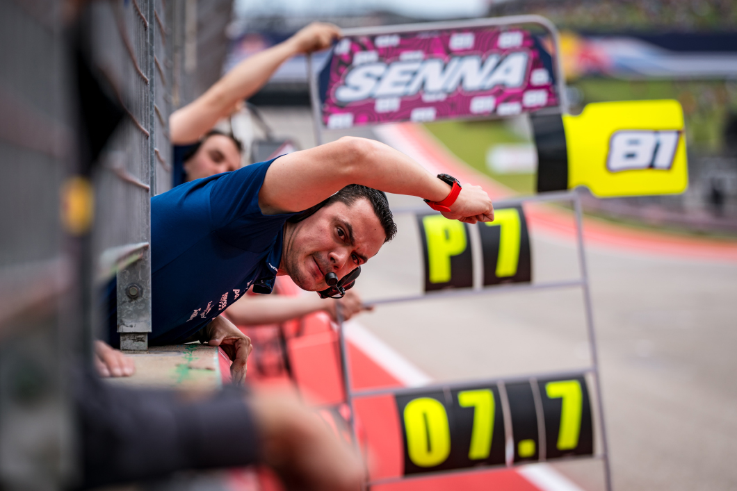 Das Bild zeigt den Crewchief von Senna Agius an der Boxenmauer.