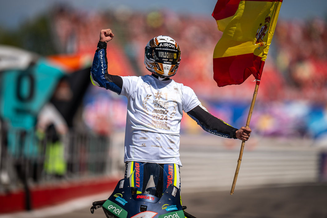 Das Bild zeigt Hector Garzo beim Jubel auf seinem Motorrad als er Weltmeister wurde.